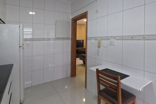 Cozinha de apartamento para alugar com 1 quarto, 53m² em Gonzaga, Santos
