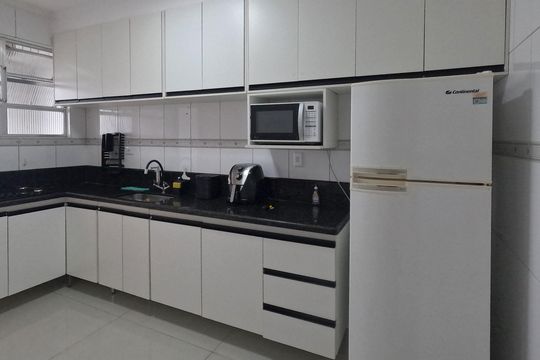 Cozinha de apartamento para alugar com 1 quarto, 53m² em Gonzaga, Santos