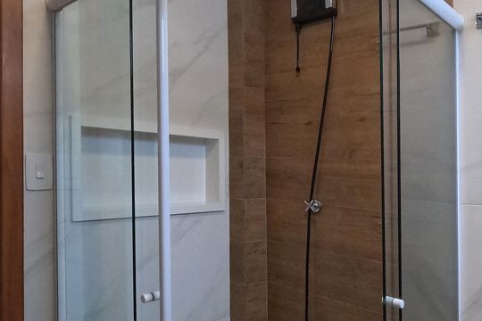 Banheiro de apartamento para alugar com 1 quarto, 53m² em Gonzaga, Santos