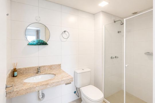 Banheiro de apartamento para alugar com 2 quartos, 61m² em Tristeza, Porto Alegre