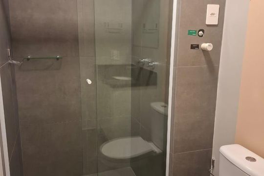 Banheiro de kitnet/studio para alugar com 1 quarto, 26m² em Cidade Baixa, Porto Alegre