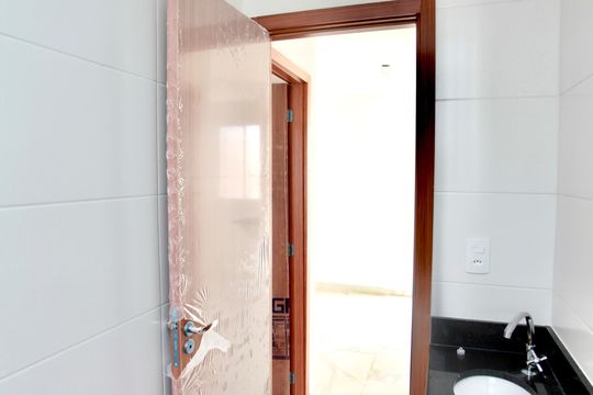 Banheiro Social de apartamento para alugar com 2 quartos, 45m² em Praia, Contagem