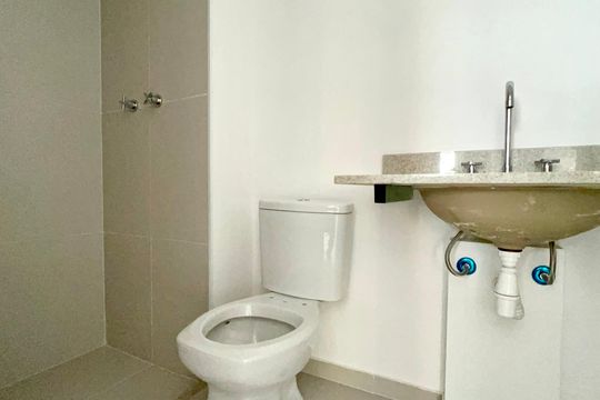 Banheiro de apartamento à venda com 2 quartos, 56m² em Vila Anglo Brasileira, São Paulo