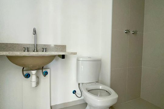 Banheiro de apartamento à venda com 2 quartos, 56m² em Vila Anglo Brasileira, São Paulo