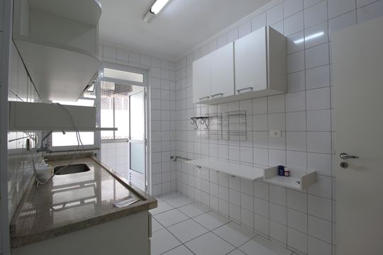 Cozinha de apartamento para alugar com 3 quartos, 98m² em Itaim Bibi, São Paulo