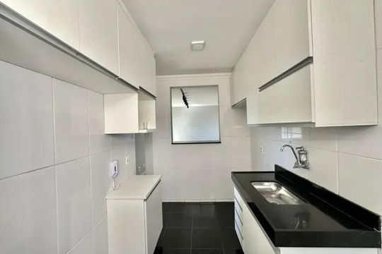 Cozinha de apartamento para alugar com 2 quartos, 55m² em Cabral, Contagem