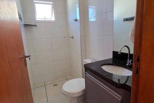 Banheiro de apartamento para alugar com 2 quartos, 48m² em Shopping Park, Uberlândia