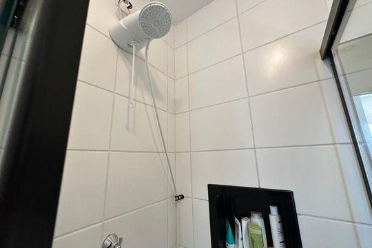 Banheiro de apartamento para alugar com 2 quartos, 55m² em Alphaville Empresarial, Barueri