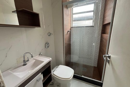 Banheiro de apartamento para alugar com 1 quarto, 40m² em Taquara, Rio de Janeiro