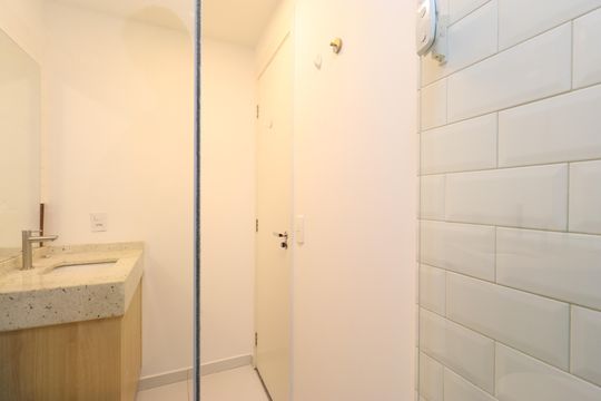 Banheiro de apartamento à venda com 1 quarto, 30m² em Parque Industrial Tomas Edson, São Paulo