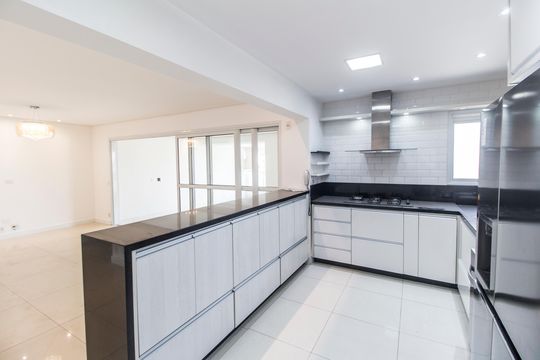 Cozinha de apartamento à venda com 4 quartos, 176m² em Alphaville Empresarial, Barueri