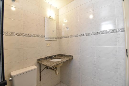 Banheiro de kitnet/studio para alugar com 1 quarto, 40m² em Água Verde, Curitiba