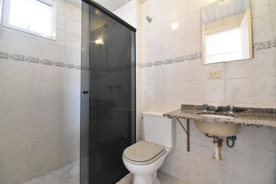 Banheiro de kitnet/studio para alugar com 1 quarto, 40m² em Água Verde, Curitiba