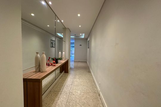 Hall de entrada de apartamento à venda com 2 quartos, 60m² em Alphaville Residencial Um, Barueri