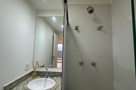 Banheiro social de apartamento à venda com 2 quartos, 60m² em Alphaville Residencial Um, Barueri