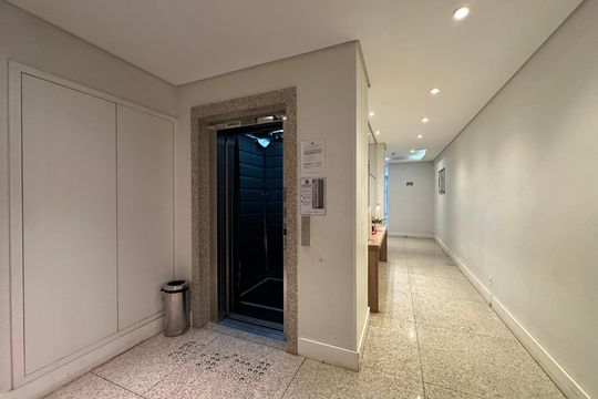 Hall de entrada de apartamento à venda com 2 quartos, 60m² em Alphaville Residencial Um, Barueri
