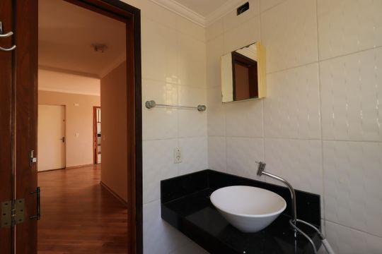Banheiro de apartamento à venda com 2 quartos, 50m² em Parque das Nações, Santo André