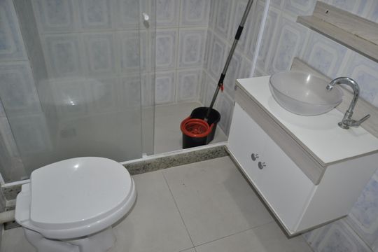 Banheiro social de apartamento para alugar com 2 quartos, 54m² em Méier, Rio de Janeiro