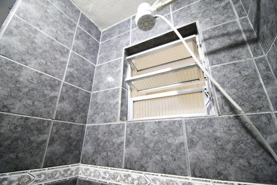 Banheiro de casa para alugar com 2 quartos, 50m² em Taquara, Rio de Janeiro