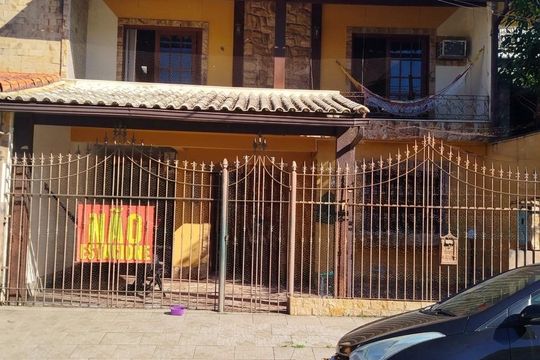 Fachada de casa à venda com 3 quartos, 180m² em Campo Grande, Rio de Janeiro