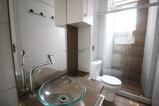 Banheiro de apartamento para alugar com 2 quartos, 50m² em Taquara, Rio de Janeiro