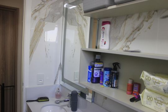 Banheiro social de apartamento à venda com 2 quartos, 62m² em Vila Galvão, Guarulhos