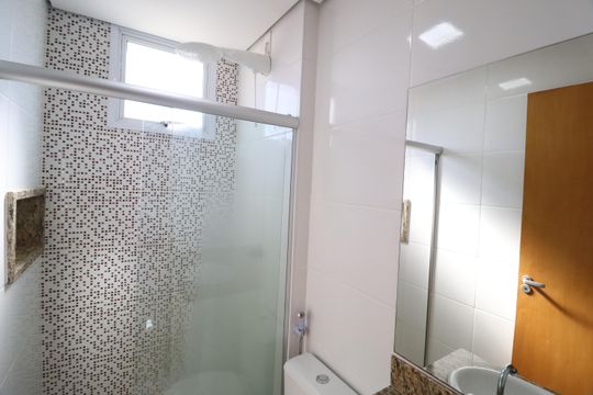 Banheiro Social de apartamento para alugar com 2 quartos, 57m² em Santa Mônica, Uberlândia