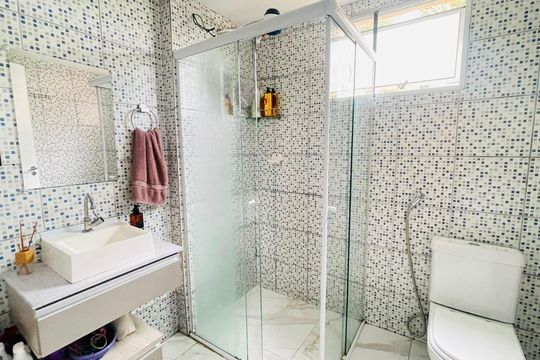 Banheiro de apartamento para alugar com 2 quartos, 50m² em Conjunto Habitacional Jardim Sao Bento, Embu das Artes