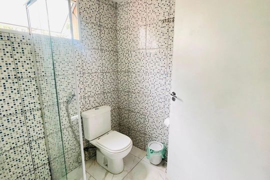 Banheiro de apartamento para alugar com 2 quartos, 50m² em Conjunto Habitacional Jardim Sao Bento, Embu das Artes