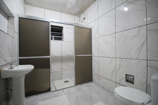 Banheiro de casa para alugar com 2 quartos, 80m² em Vila Ernesto, São Paulo
