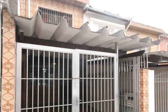 Fachada de casa à venda com 2 quartos, 110m² em Vila Darli, São Paulo