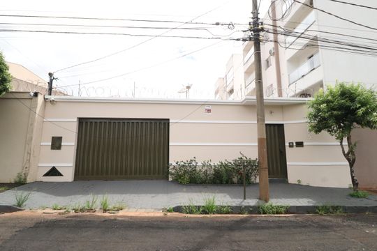 Fachada de casa para alugar com 3 quartos, 120m² em Tabajaras, Uberlândia