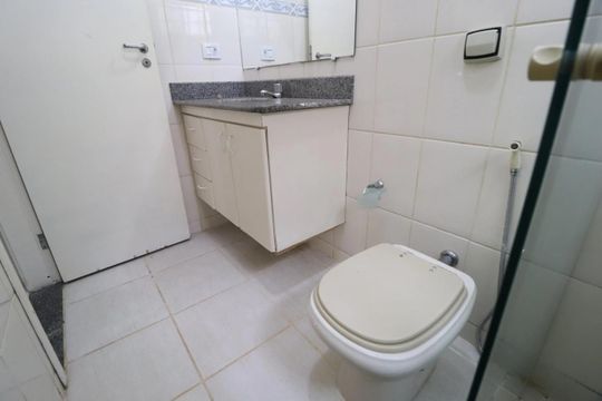 Banheiro do Quarto 1 de casa para alugar com 3 quartos, 120m² em Tabajaras, Uberlândia