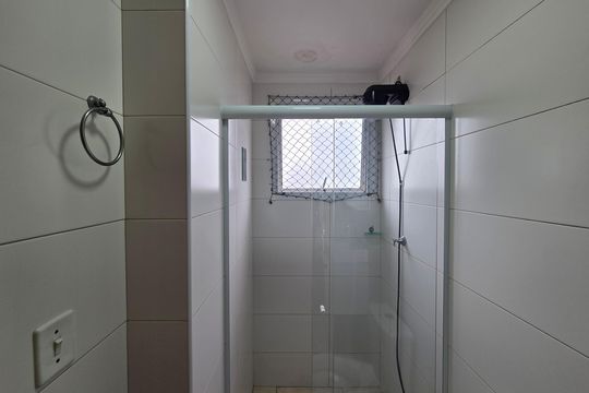 Banheiro da Suíte 1 de apartamento para alugar com 2 quartos, 59m² em Guilhermina, Praia Grande