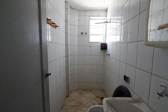 Banheiro de kitnet/studio para alugar com 1 quarto, 36m² em Liberdade, São Paulo