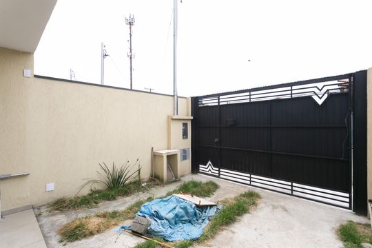 Garagem  de casa para alugar com 2 quartos, 90m² em Jardim das Oliveiras, São Paulo