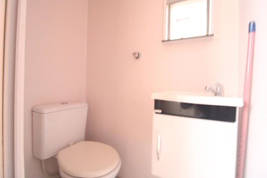 Banheiro de serviço de apartamento para alugar com 2 quartos, 60m² em Pedreira, São Paulo
