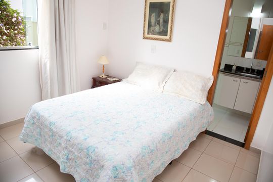 Suíte de casa de condomínio à venda com 4 quartos, 202m² em Alphaville Araguaia, Goiânia