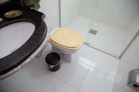 Banheiro de casa de condomínio à venda com 4 quartos, 202m² em Alphaville Araguaia, Goiânia