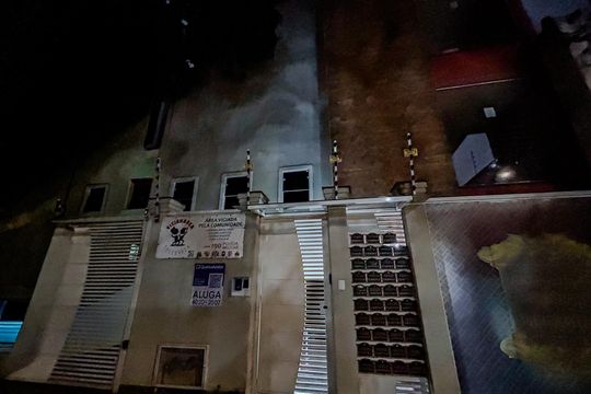 Fachada com Plaquinha de apartamento para alugar com 2 quartos, 50m² em Chácara Seis de Outubro, São Paulo