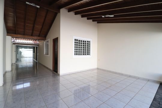Garagem de casa para alugar com 3 quartos, 187m² em Jardim Patricia, Uberlândia