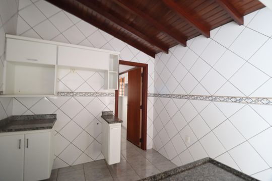 Cozinha de casa para alugar com 3 quartos, 187m² em Jardim Patricia, Uberlândia