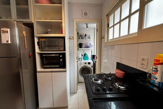 Cozinha de apartamento para alugar com 2 quartos, 47m² em Menino Deus, Porto Alegre