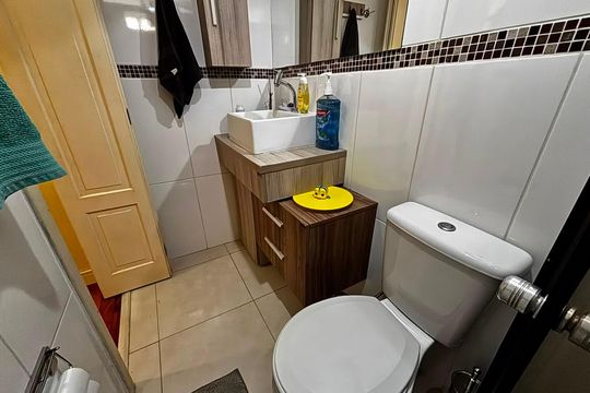Banheiro de apartamento para alugar com 2 quartos, 47m² em Menino Deus, Porto Alegre