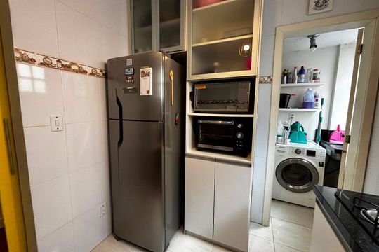 Cozinha de apartamento para alugar com 2 quartos, 47m² em Menino Deus, Porto Alegre