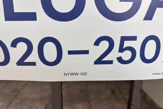Plaquinha Instalada código NYWW-192 de apartamento para alugar com 1 quarto, 78m² em Petrópolis, Porto Alegre