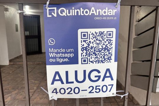 Plaquinha Instalada código NYWW-192 de apartamento para alugar com 1 quarto, 78m² em Petrópolis, Porto Alegre