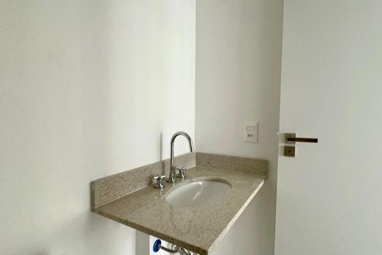 Banheiro de apartamento à venda com 2 quartos, 56m² em Vila Anglo Brasileira, São Paulo