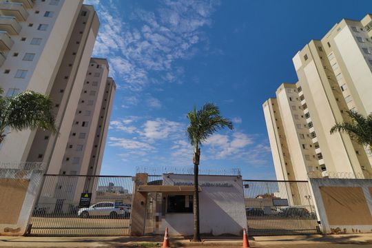 Fachada e portaria de apartamento para alugar com 2 quartos, 52m² em Jardim Brasília, Uberlândia