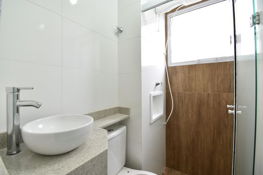 Banheiro de apartamento à venda com 2 quartos, 38m² em Santa Cândida, Curitiba